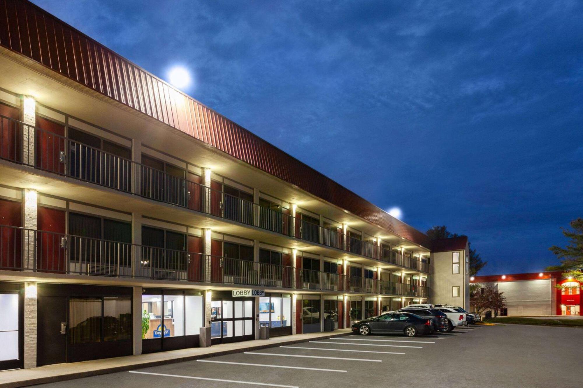 Super 8 By Wyndham Baltimore Northwest Exterior photo