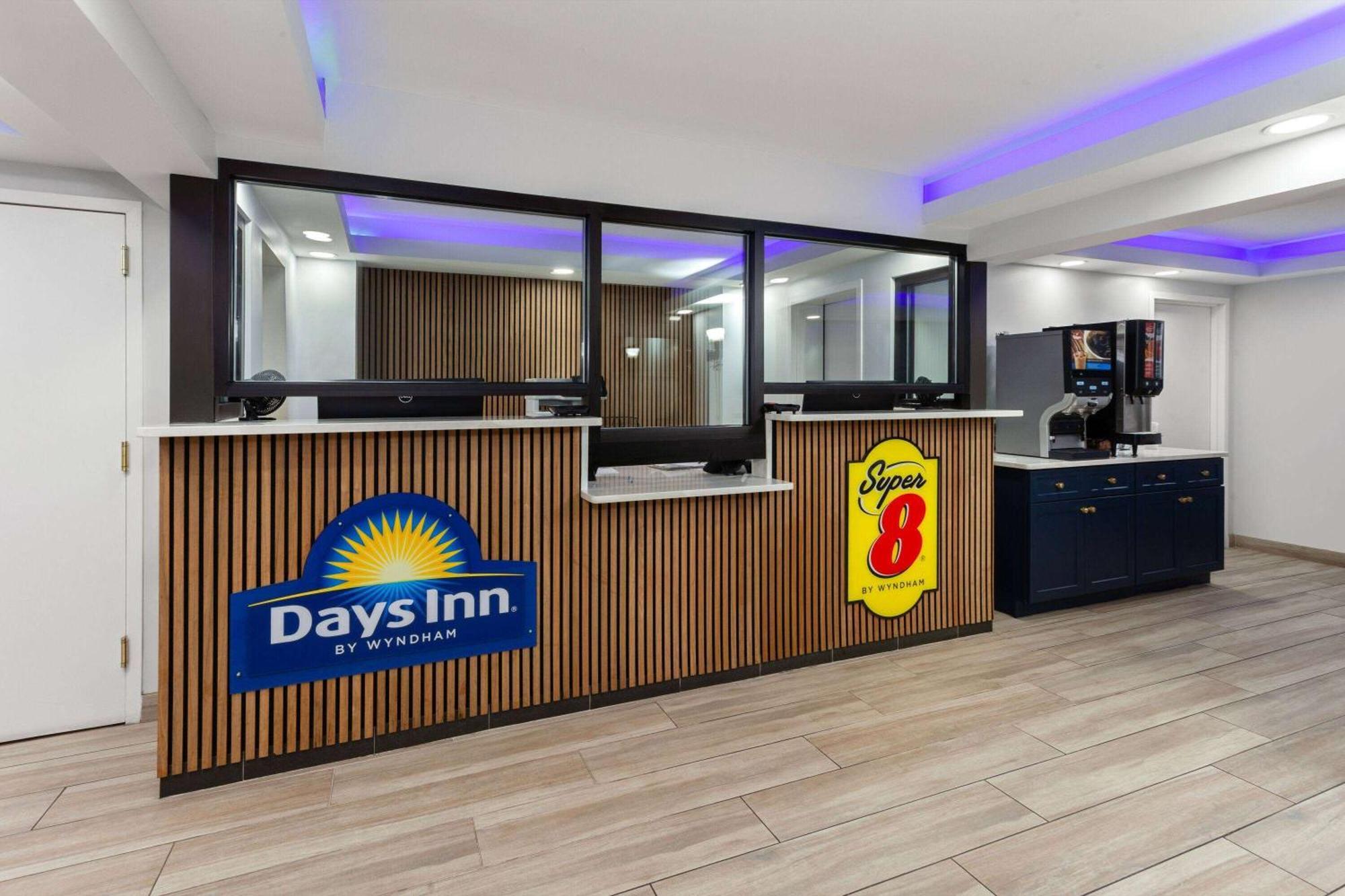 Super 8 By Wyndham Baltimore Northwest Exterior photo
